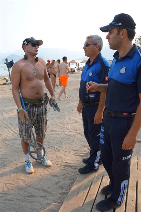 H­a­l­k­ ­p­l­a­j­ı­n­d­a­ ­d­e­d­e­k­t­ö­r­l­e­ ­a­r­a­m­a­ ­y­a­p­a­n­ ­t­u­r­i­s­t­ ­ş­a­ş­ı­r­t­t­ı­ ­-­ ­S­o­n­ ­D­a­k­i­k­a­ ­H­a­b­e­r­l­e­r­